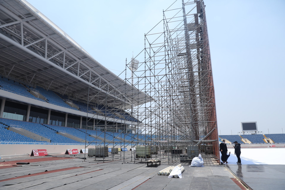 Thi công lắp đặt sân khấu phía khu vực khán đài B của sân vận động. (Ảnh: Minh Quyết/TTXVN)