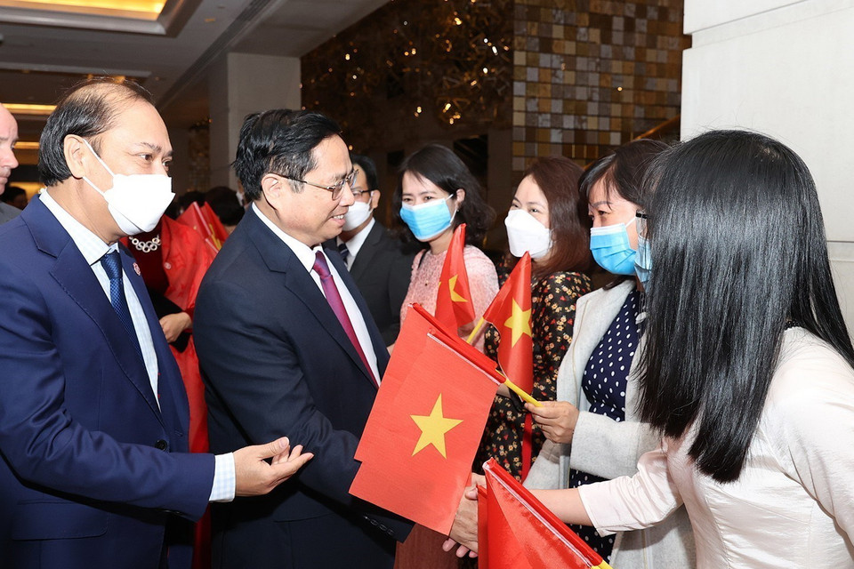 Cán bộ, nhân viên Đại sứ quán đón Thủ tướng Chính phủ Phạm Minh Chính tại Washington D.C.(Hoa Kỳ). Ảnh: Dương Giang/TTXVN