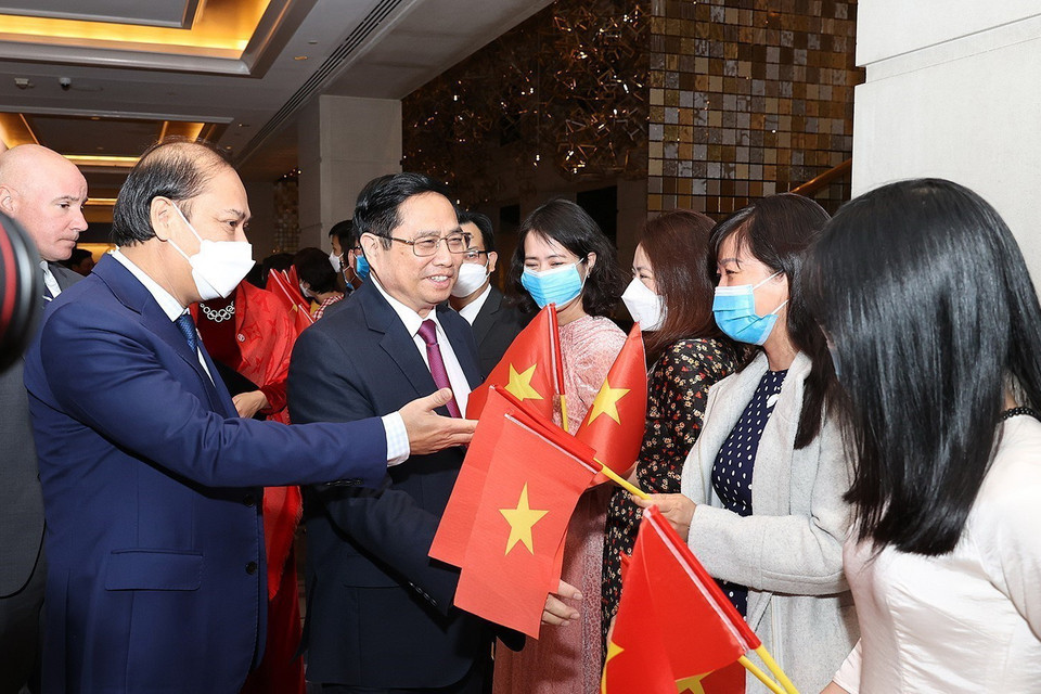 Cán bộ, nhân viên Đại sứ quán đón Thủ tướng Chính phủ Phạm Minh Chính tại Washington D.C.(Hoa Kỳ). (Ảnh: Dương Giang/TTXVN)