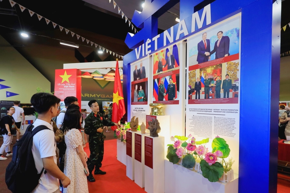 Phần triển lãm về Quân đội nhân dân Việt Nam được làm nổi bật với các hoạt động đối ngoại quốc phòng tiêu biểu, thể hiện phương châm 'Việt Nam là bạn, là đối tác tin cậy với tất cả các nước trong cộng đồng quốc tế.' (Ảnh: Trần Hiếu/TTXVN)