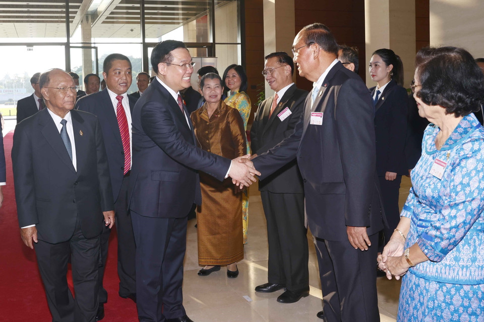 Chủ tịch Quốc hội Vương Đình Huệ và Chủ tịch Quốc hội Vương quốc Campuchia Samdech Heng Samrin với các đại biểu. (Ảnh: Doãn Tấn/TTXVN)