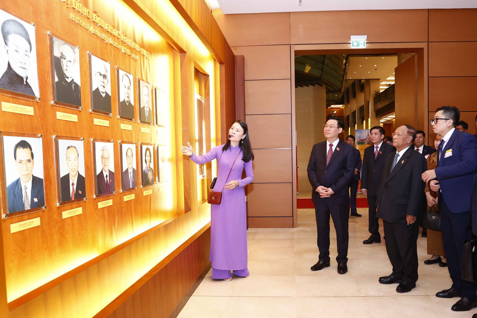 Chủ tịch Quốc hội Vương Đình Huệ và Chủ tịch Quốc hội Vương quốc Campuchia Samdech Heng Samrin thăm Phòng truyền thống của Quốc hội Việt Nam. (Ảnh: Doãn Tấn/TTXVN)