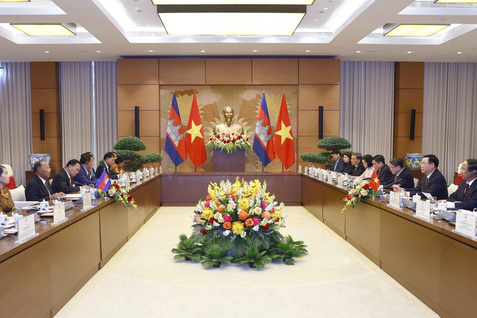 Chủ tịch Quốc hội Vương Đình Huệ hội đàm với Chủ tịch Quốc hội Campuchia Samdech Heng Samrin. (Ảnh: Doãn Tấn/TTXVN)