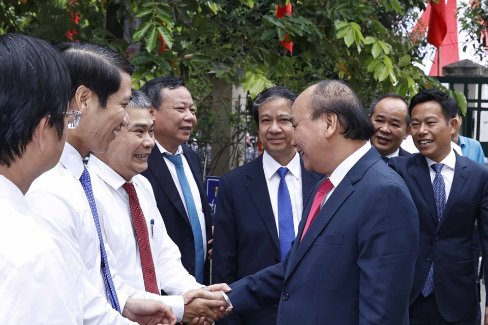 Chủ tịch nước Nguyễn Xuân Phúc với các đại biểu dự Lễ khai giảng Trường THPT Chuyên Khoa học Tự nhiên. (Ảnh: Thống Nhất/TTXVN)