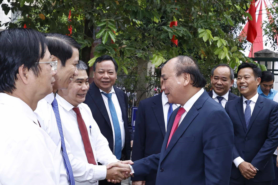 Chủ tịch nước Nguyễn Xuân Phúc với các đại biểu dự Lễ khai giảng Trường THPT Chuyên Khoa học Tự nhiên. (Ảnh: Thống Nhất/TTXVN)