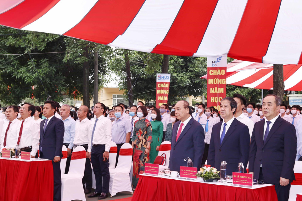 Chủ tịch nước Nguyễn Xuân Phúc cùng thầy cô giáo và học sinh Trường THPT Chuyên Khoa học Tự nhiên thực hiện nghi thức chào cờ. (Ảnh: Thống Nhất/TTXVN)