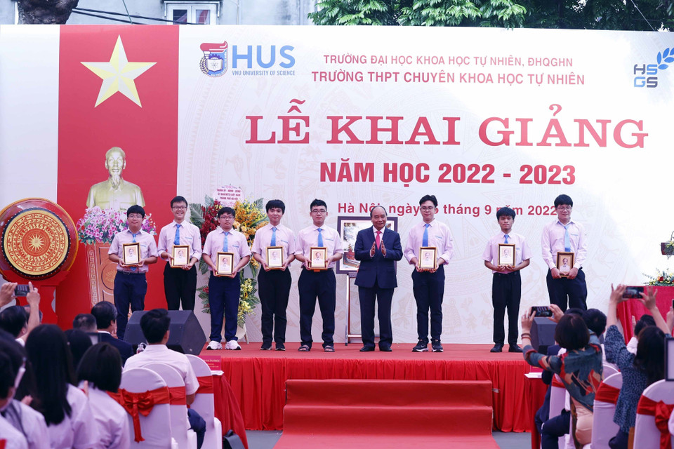 Chủ tịch nước Nguyễn Xuân Phúc tặng logo chân dung Bác Hồ cho học sinh Trường THPT Chuyên Khoa học Tự nhiên giành thắng lợi trong các kỳ thi Oympic quốc tế. (Ảnh: Thống Nhất/TTXVN)