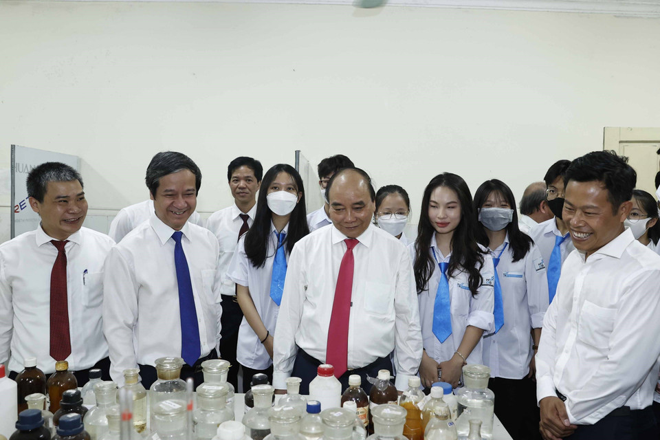 Chủ tịch nước Nguyễn Xuân Phúc tham quan Phòng thực hành vật lý của Trường THPT Chuyên Khoa học Tự nhiên. (Ảnh: Thống Nhất/TTXVN)