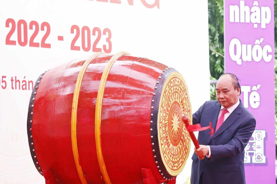 Chủ tịch nước Nguyễn Xuân Phúc đánh trống khai giảng năm học 2022-2023 của Trường THPT Chuyên Khoa học Tự nhiên. (Ảnh: Thống Nhất/TTXVN)