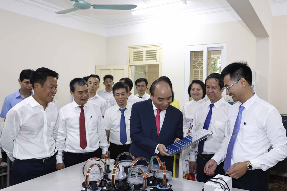 Chủ tịch nước Nguyễn Xuân Phúc tham quan Phòng thực hành vật lý của Trường THPT Chuyên Khoa học Tự nhiên. (Ảnh: Thống Nhất/TTXVN)