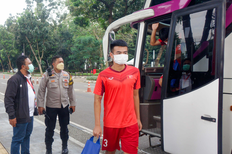 Các cầu thủ U19 Việt Nam được các nhân viên an ninh bảo vệ. (Nguồn: VFF)