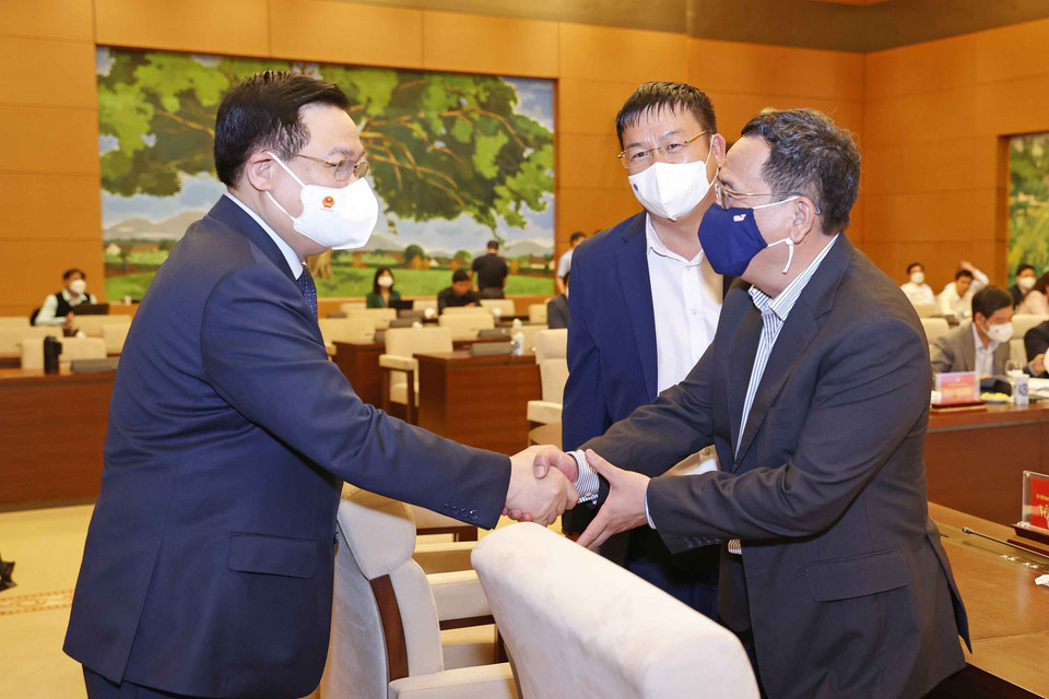 Chủ tịch Quốc hội Vương Đình Huệ với các đại biểu. (Ảnh: Doãn Tấn/TTXVN)