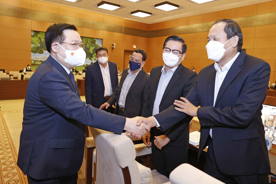 Chủ tịch Quốc hội Vương Đình Huệ với các đại biểu. (Ảnh: Doãn Tấn/TTXVN)