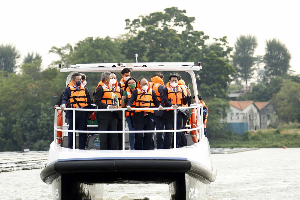 Chủ tịch nước Nguyễn Xuân Phúc và các đại biểu đi tham quan Trại điện Mặt Trời nổi Tengeh. (Ảnh: Thống Nhất/TTXVN)