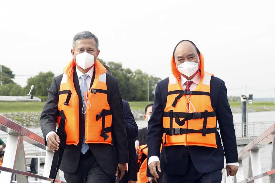 Chủ tịch nước Nguyễn Xuân Phúc tham quan Trại điện Mặt Trời nổi Tengeh - lớn nhất của Singapore. Cùng đi có Bộ trưởng Ngoại giao Singapore Vivian Balakrishnan. (Ảnh: Thống Nhất/TTXVN)