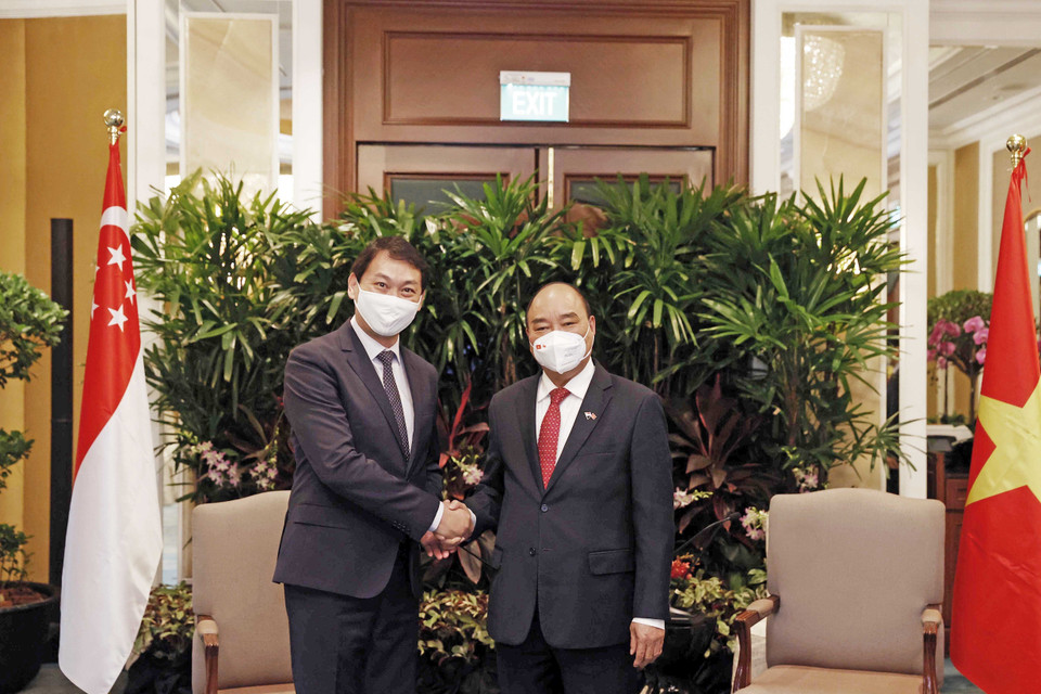 Chiều 26/2, Chủ tịch nước Nguyễn Xuân Phúc tiếp ông Douglas Foo, Chủ tịch Liên đoàn sản xuất Singapore (SMF). (Ảnh: Thống Nhất/TTXVN)