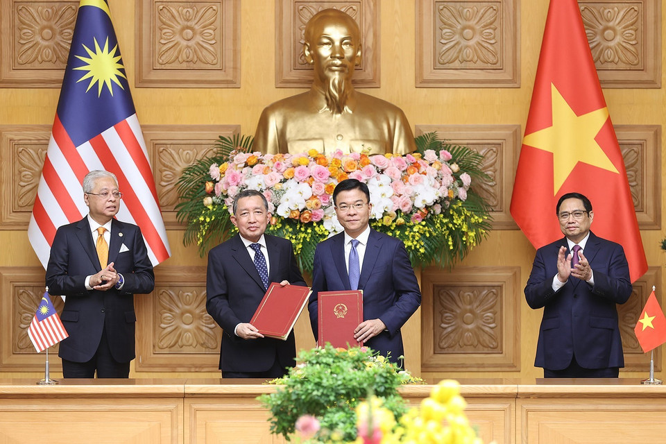 Bộ trưởng Bộ Tư pháp Lê Thành Long và Tổng Chưởng lý Malaysia Tan Sri Idrus Bin Harun trao đổi Bản ghi nhớ giữa Chính phủ Việt Nam và Chính phủ Malaysia về hợp tác pháp luật. (Ảnh: Dương Giang/TTXVN)