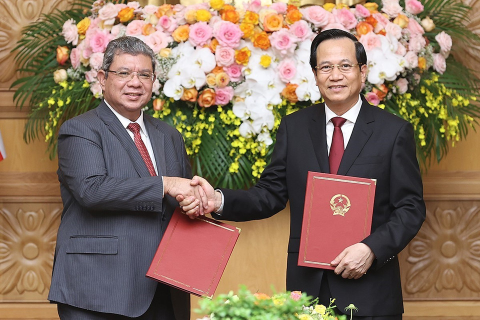 Bộ trưởng Bộ Lao động, Thương binh và Xã hội Đào Ngọc Dung và Bộ trưởng Ngoại giao Malaysia Dato' Sri Saifuddin bin Abdullah trao đổi Bản ghi nhớ giữa Chính phủ Việt Nam và Chính phủ Malaysia về tuyển dụng, việc làm và hồi hương lao động. (Ảnh: Dương Giang/TTXVN)