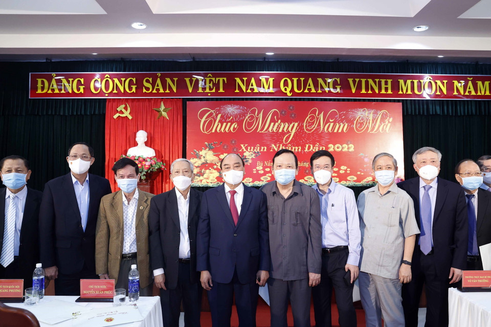 Chủ tịch nước Nguyễn Xuân Phúc chụp ảnh cùng các đại biểu tại buổi gặp mặt. (Ảnh: Thống Nhất/TTXVN)