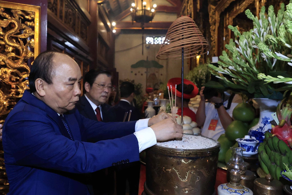 Chủ tịch nước Nguyễn Xuân Phúc dâng hương tưởng niệm các Vua Hùng tại Khu Di tích lịch sử Quốc gia đặc biệt Đền Hùng (tỉnh Phú Thọ). (Ảnh: Thống Nhất/TTXVN)