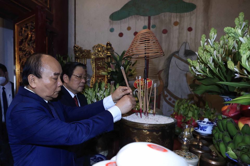 Chủ tịch nước Nguyễn Xuân Phúc dâng hương tưởng niệm các Vua Hùng tại Khu Di tích lịch sử Quốc gia đặc biệt Đền Hùng (tỉnh Phú Thọ). (Ảnh: Thống Nhất/TTXVN)