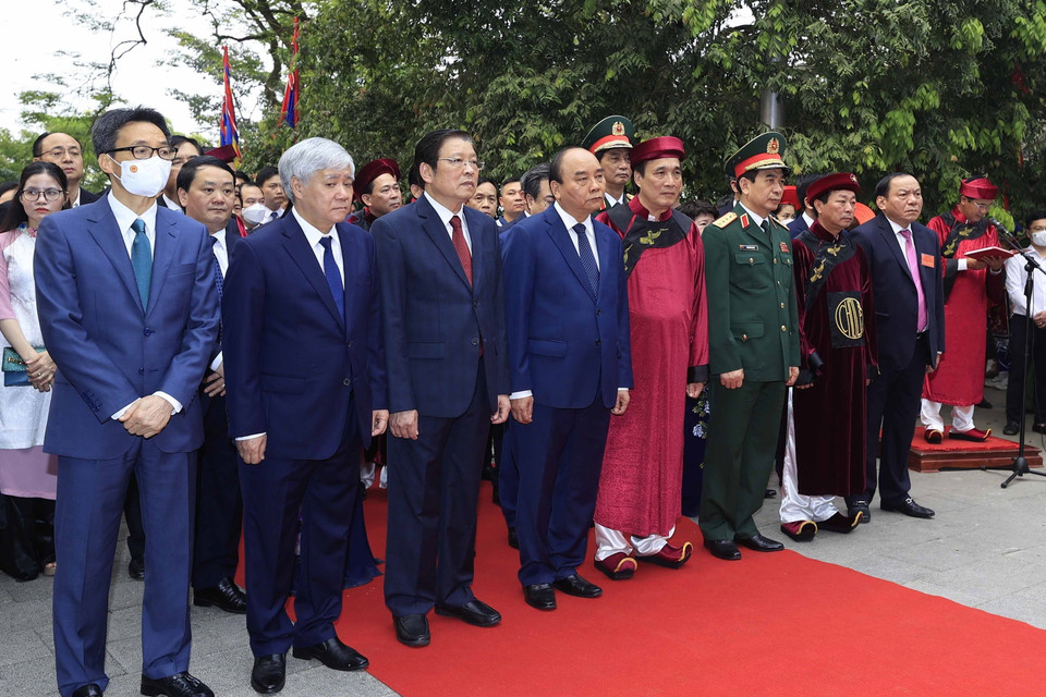 Chủ tịch nước Nguyễn Xuân Phúc cùng Lãnh đạo Đảng, Nhà nước dự lễ dâng hương tưởng niệm các Vua Hùng tại Khu Di tích lịch sử Quốc gia đặc biệt Đền Hùng (tỉnh Phú Thọ). (Ảnh: Thống Nhất/TTXVN)