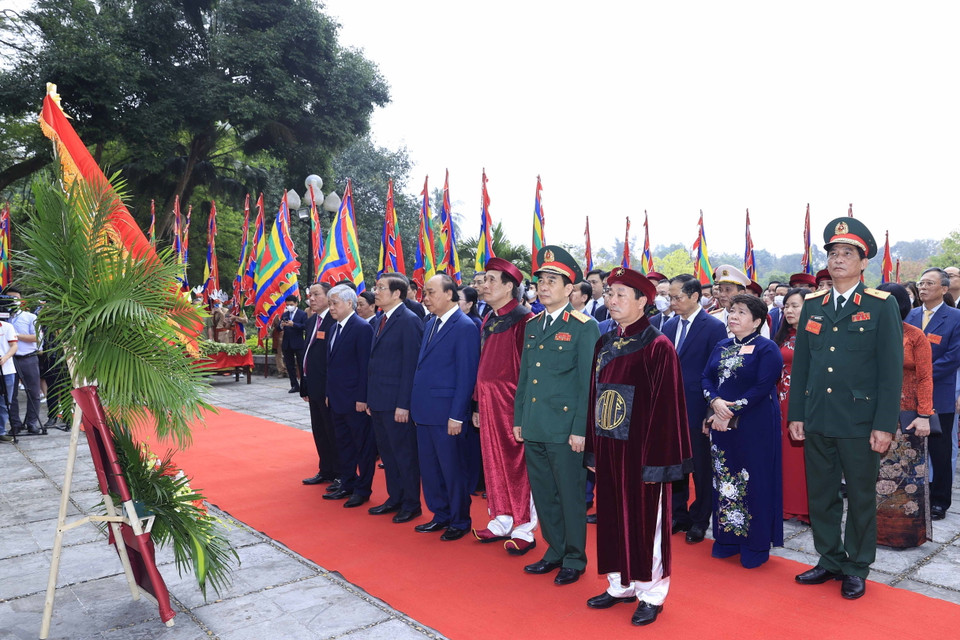 Chủ tịch nước Nguyễn Xuân Phúc dâng hoa trước Bức phù điêu Bác Hồ nói chuyện với Đại đoàn 308 trong Khu Di tích lịch sử Quốc gia đặc biệt Đền Hùng (tỉnh Phú Thọ). (Ảnh: Thống Nhất/TTXVN)