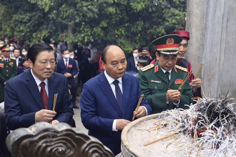 Chủ tịch nước Nguyễn Xuân Phúc cùng Lãnh đạo Đảng, Nhà nước dâng hương tại đền Thượng trong Khu Di tích lịch sử Quốc gia đặc biệt Đền Hùng (tỉnh Phú Thọ). (Ảnh: Thống Nhất/TTXVN)
