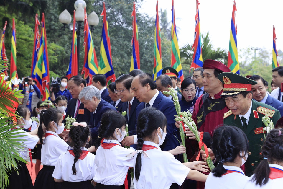 Chủ tịch nước Nguyễn Xuân Phúc cùng Lãnh đạo Đảng, Nhà nước với các thiếu nhi tại Khu Di tích lịch sử Quốc gia đặc biệt Đền Hùng (tỉnh Phú Thọ). (Ảnh: Thống Nhất/TTXVN)