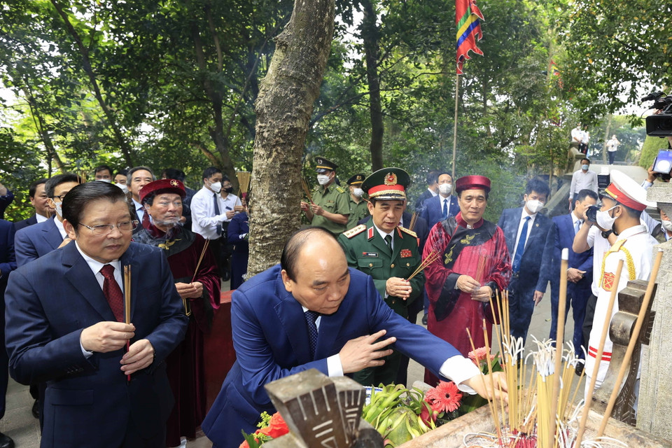 Chủ tịch nước Nguyễn Xuân Phúc cùng Lãnh đạo Đảng, Nhà nước dâng hương tại Lăng Vua Hùng. (Ảnh: Thống Nhất/TTXVN)