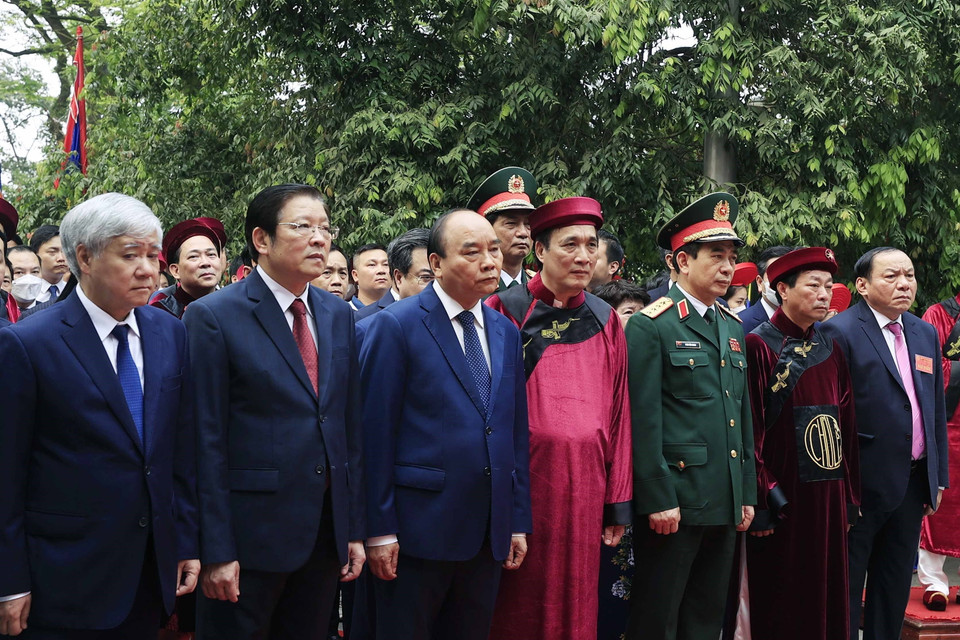 Chủ tịch nước Nguyễn Xuân Phúc cùng Lãnh đạo Đảng, Nhà nước dự lễ dâng hương tưởng niệm các Vua Hùng tại Khu Di tích lịch sử Quốc gia đặc biệt Đền Hùng (tỉnh Phú Thọ). (Ảnh: Thống Nhất/TTXVN)