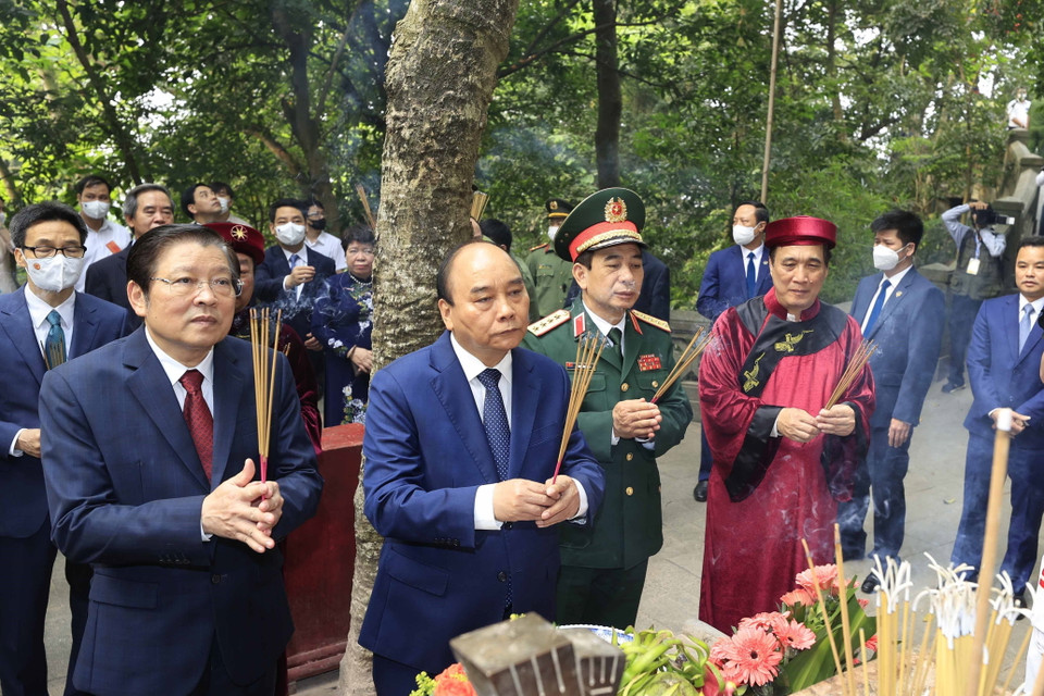 Chủ tịch nước Nguyễn Xuân Phúc cùng Lãnh đạo Đảng, Nhà nước dâng hương tại Lăng Vua Hùng. (Ảnh: Thống Nhất/TTXVN)