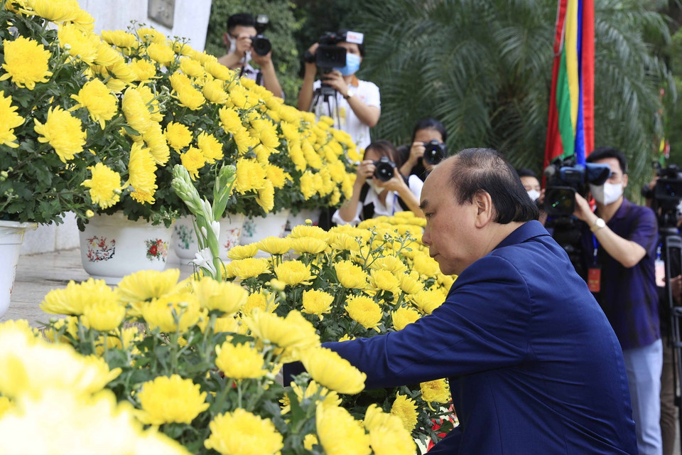 Chủ tịch nước Nguyễn Xuân Phúc dâng hoa trước Bức phù điêu Bác Hồ nói chuyện với Đại đoàn 308 trong Khu Di tích lịch sử Quốc gia đặc biệt Đền Hùng (tỉnh Phú Thọ). (Ảnh: Thống Nhất/TTXVN)