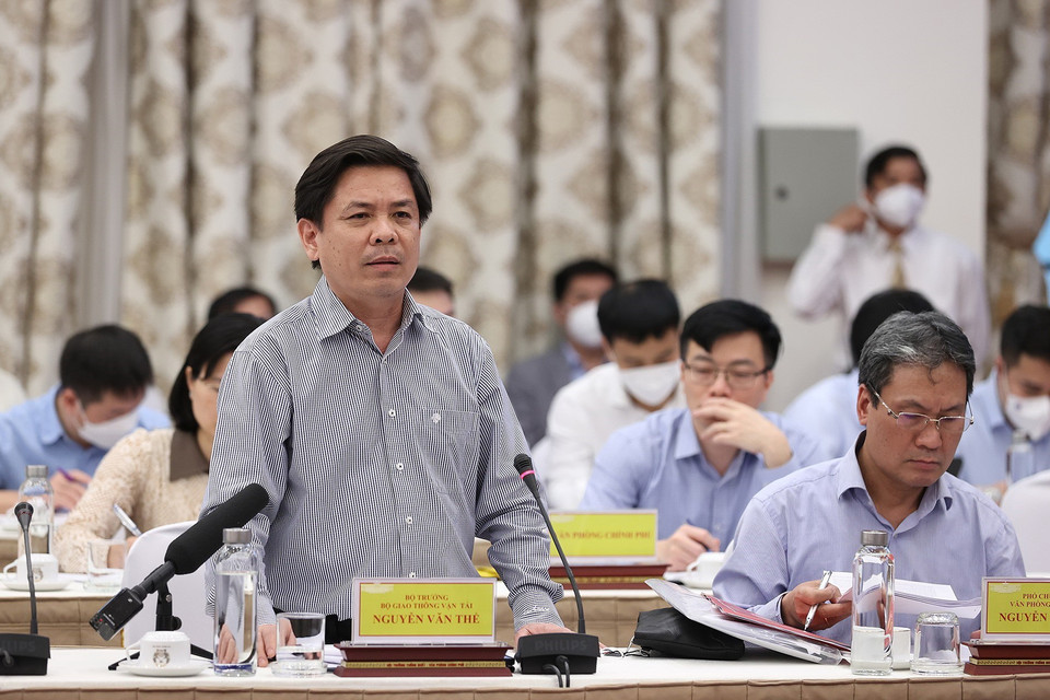Bộ trưởng Bộ Giao thông Vận tải Nguyễn Văn Thể báo cáo tiến độ dự án. (Ảnh: Dương Giang/TTXVN)
