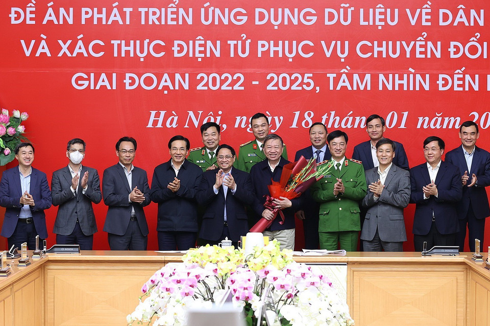 Thủ tướng Phạm Minh Chính tặng hoa cho Tổ Công tác triển khai Đề án. (Ảnh: Dương Giang/TTXVN)