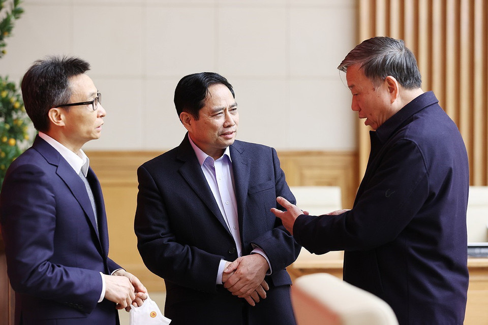 Thủ tướng Phạm Minh Chính trao đổi với Phó Thủ tướng Vũ Đức Đam và Bộ trưởng Bộ Công an Tô Lâm. (Ảnh: Dương Giang/TTXVN) 