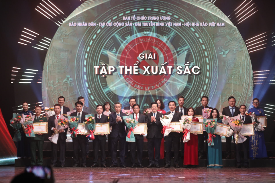 Ban tổ chức trao giải cho 15 tập thể xuất sắc. (Ảnh: Minh Quyết/TTXVN)