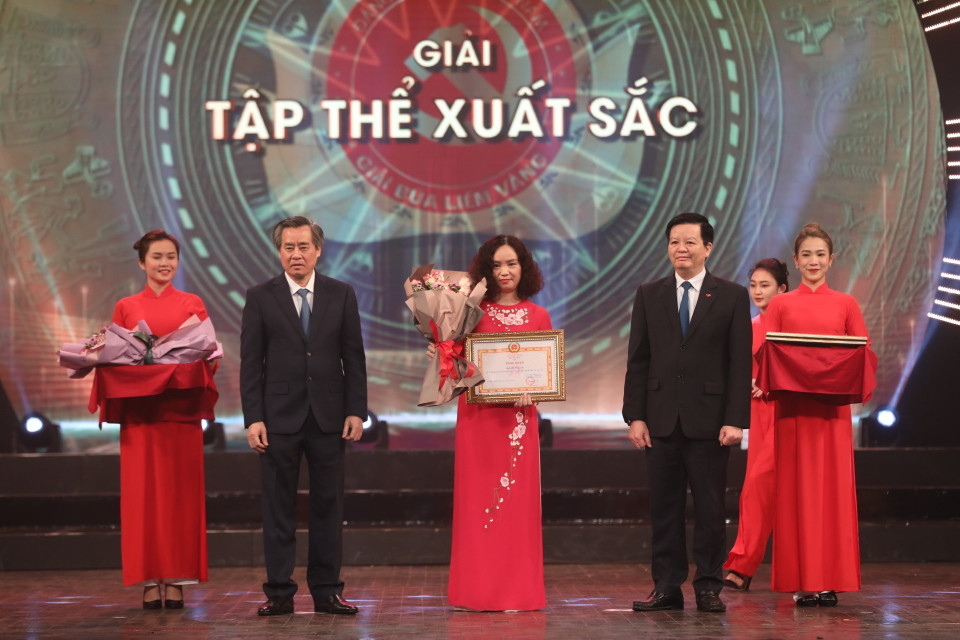 Ban tổ chức trao giải Tập thể xuất sắc cho Thông tấn xã Việt Nam. (Ảnh: Minh Quyết/TTXVN)