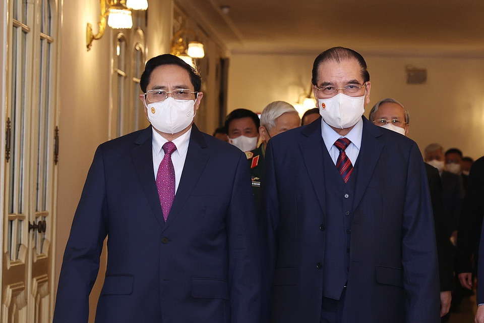 Thủ tướng Phạm Minh Chính (trái) và nguyên Tổng Bí thư Nông Đức Mạnh (phải) đến dự Lễ trao Giải báo chí toàn quốc về xây dựng Đảng lần thứ VI. (Ảnh: Dương Giang/TTXVN)