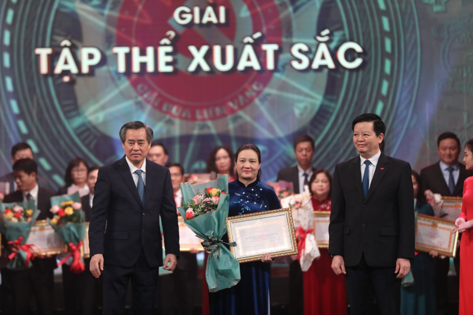 Ban tổ chức trao giải cho 15 tập thể xuất sắc. (Ảnh: Minh Quyết/TTXVN)