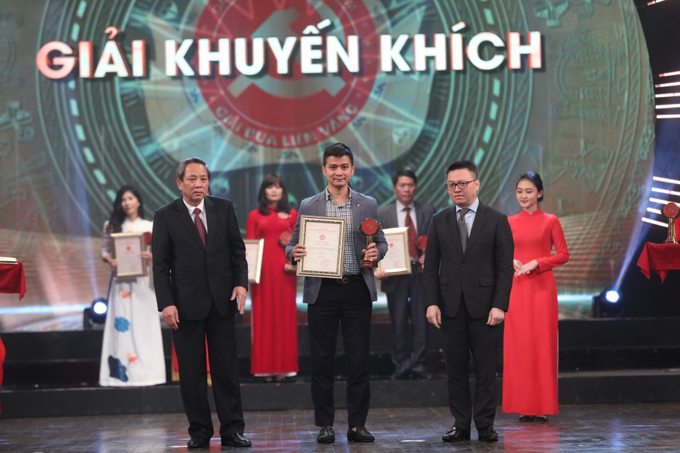 Ban tổ chức trao giải Khuyến khích cho nhóm tác giả Ban Biên tập Ảnh, Thông tấn xã Việt Nam. (Ảnh: Minh Quyết/TTXVN)