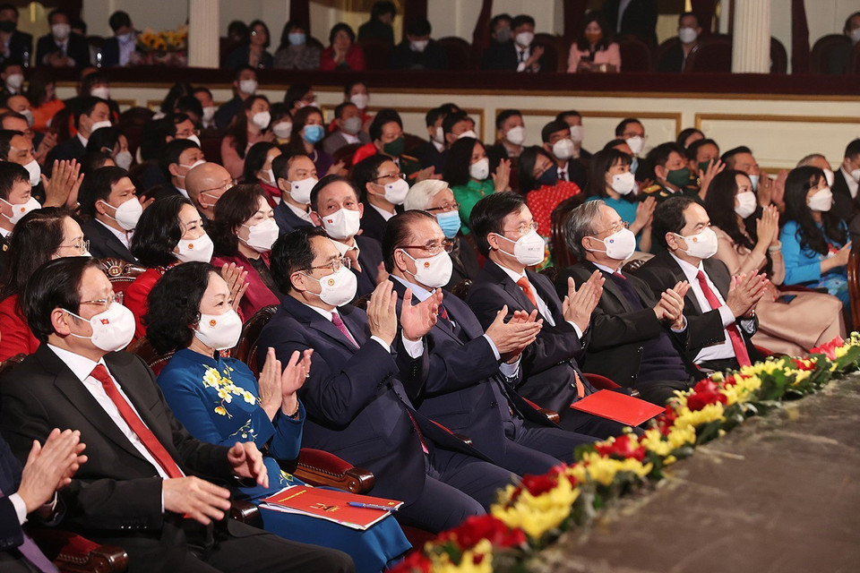 Thủ tướng Phạm Minh Chính và Thường trực Ban Bí thư Trung ương Đảng Võ Văn Thưởng cùng các đại biểu tham dự Lễ trao Giải báo chí toàn quốc về xây dựng Đảng lần thứ VI. (Ảnh: Dương Giang/TTXVN)