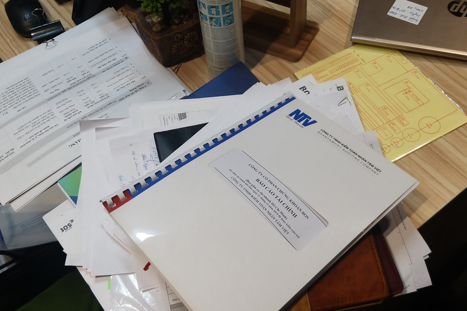 Rất nhiều tài liệu quan trọng bị lực lượng chức năng niêm phong và thu giữ tại trụ sở FLC. (Ảnh: Phạm Kiên/TTXVN)