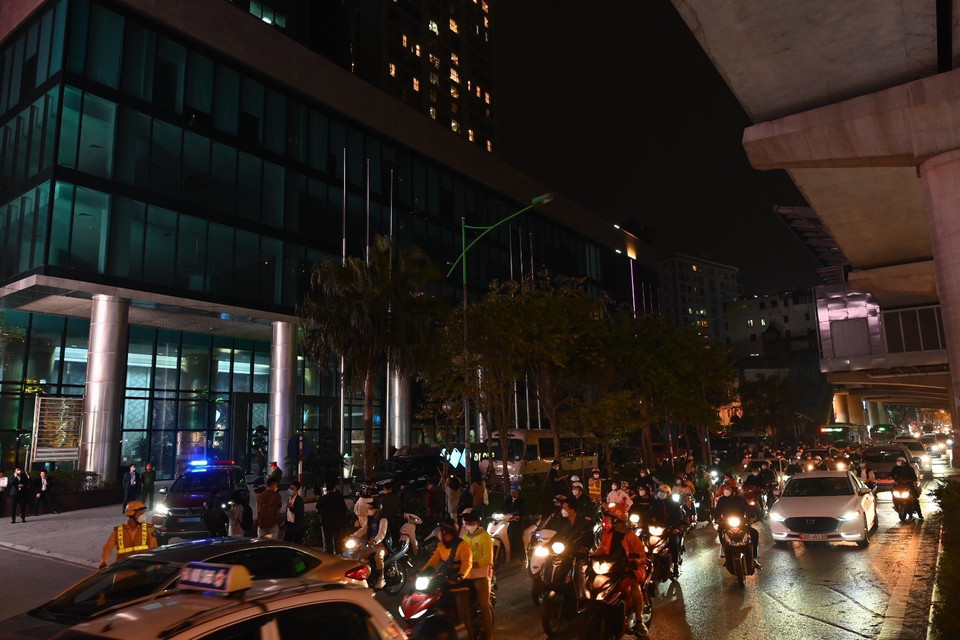 Rất đông người dân hiếu kỳ gây cản trở giao thông tại khu vực trụ sở FLC (đường Xuân Thủy, Cầu Giấy, Hà Nội). (Ảnh: Phạm Kiên/TTXVN)