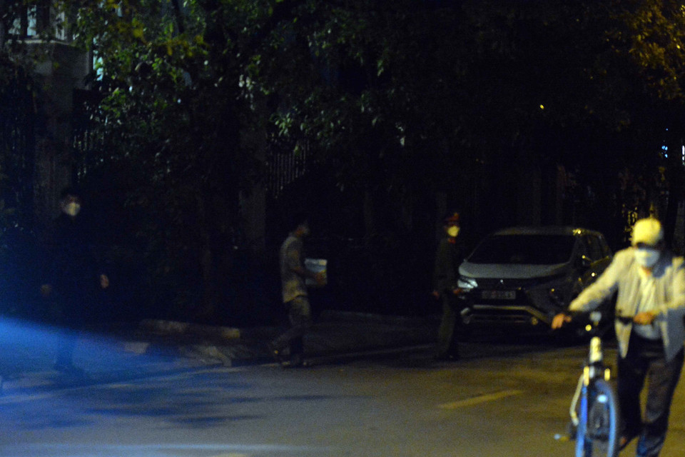 Một thùng tài liệu bị lực lượng chức năng thu giữ tại nhà riêng ông Trịnh Văn Quyết (Chủ tịch Hội đồng Quản trị Công ty Cổ phần Tập đoàn FLC). (Ảnh: Phạm Kiên - TTXVN)