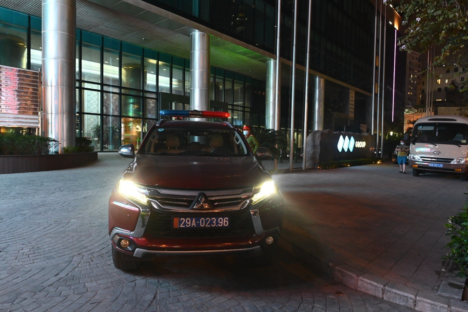 Lực lượng chức năng có mặt ở trụ sở FLC làm nhiệm vụ. (Ảnh: Phạm Kiên/TTXVN)