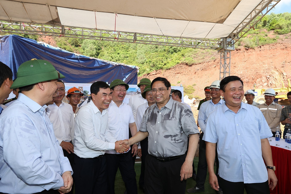 Thủ tướng động viên công nhân đang thi công tuyến đường giao thông ven biển đoạn từ Nghi Sơn (Thanh Hóa)-Cửa Lò (Nghệ An). (Ảnh: Dương Giang-TTXVN)