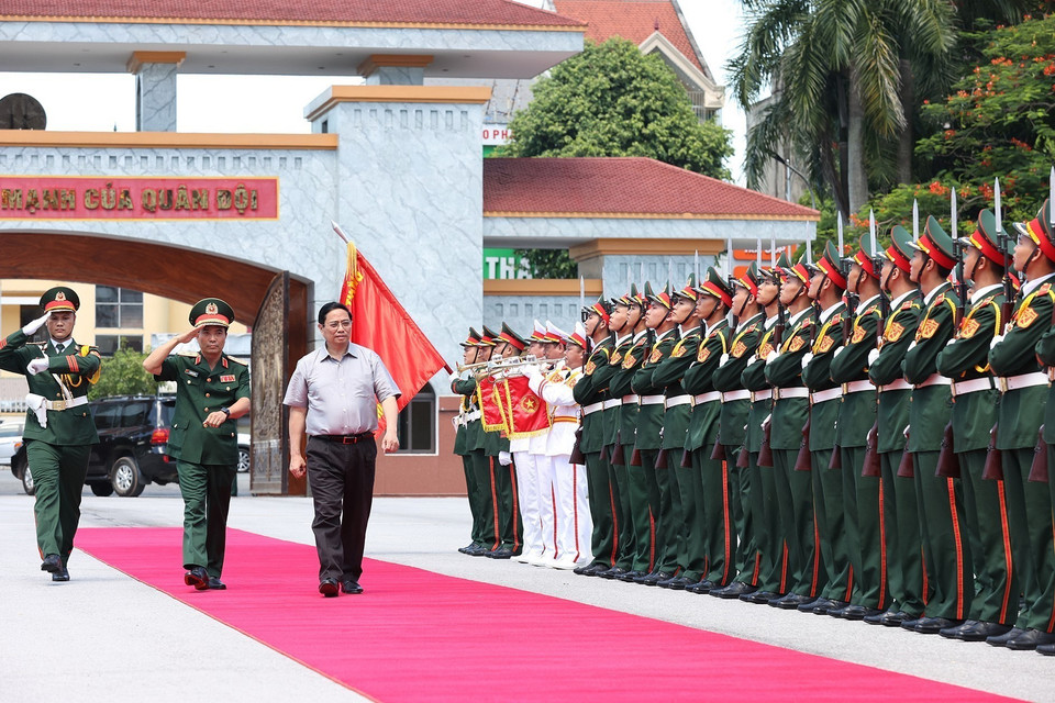 Lễ đón Thủ tướng Phạm Minh Chính đến thăm Bộ Tư lệnh Quân khu 4. (Ảnh: Dương Giang/TTXVN)