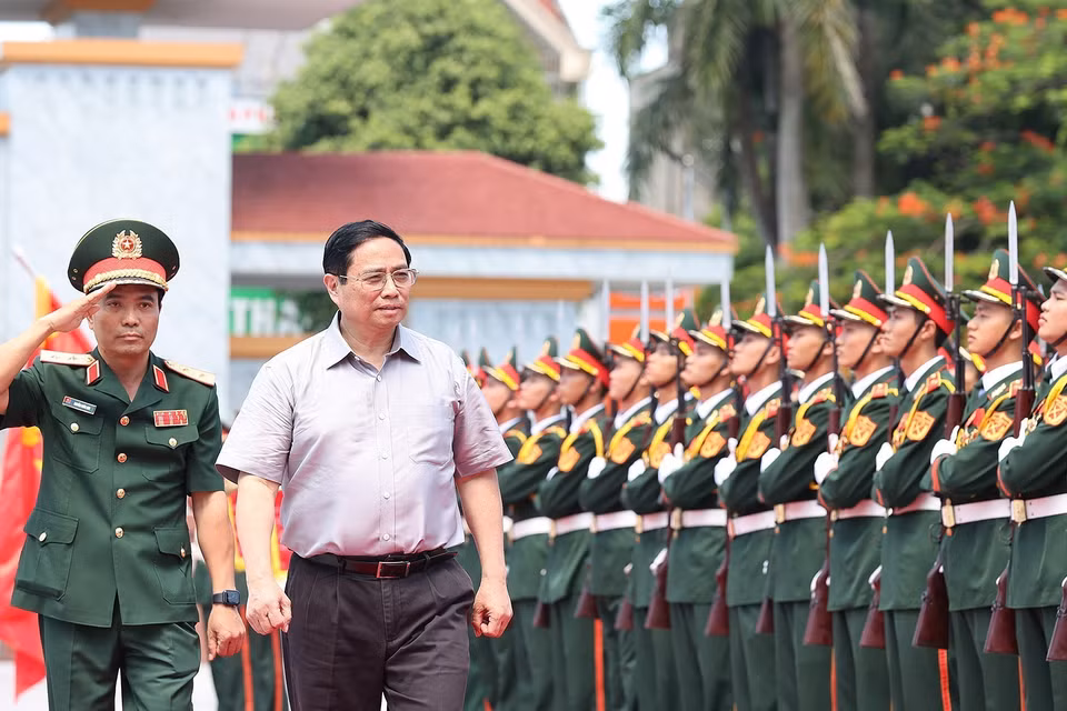 Cán bộ, chỉ huy Bộ Tư lệnh Quân khu 4 đón Thủ tướng Phạm Minh Chính. (Ảnh: Dương Giang/TTXVN)