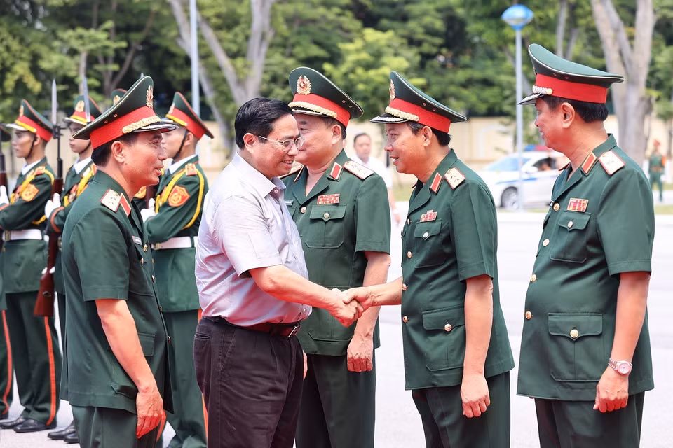 Thủ tướng Phạm Minh Chính với cán bộ, chỉ huy Bộ Tư lệnh Quân khu 4. (Ảnh: Dương Giang/TTXVN)